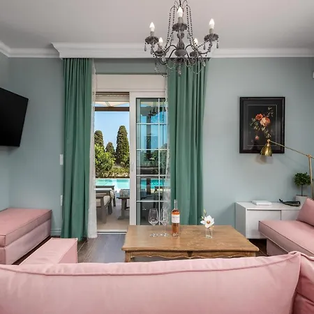 Cypress View Boutique Villa *