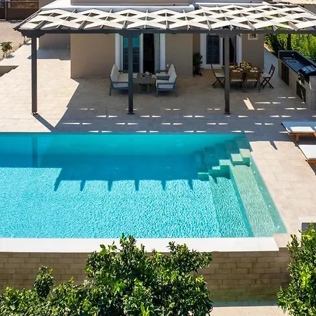 Cypress View Boutique Villa *