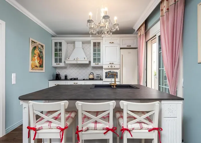 Cypress View Boutique Asgourou